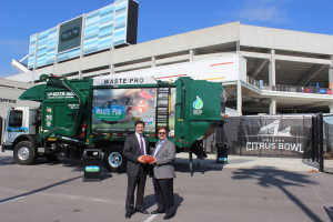 John J. Jennings (adwat) Prezidan ak Direktè Jeneral Waste Pro, ki gen katye jeneral nan santral Florid, yo te rekonèt jodi a pou patwonaj Waste Pro nan Florida Citrus Sports nan Orlando's Citrus Bowl. Steve Hogan, CEO pou Florida Citrus Sports te prezante boul la.