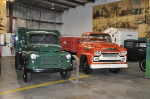 Parte delantera de dos camiones del museo 10 2014